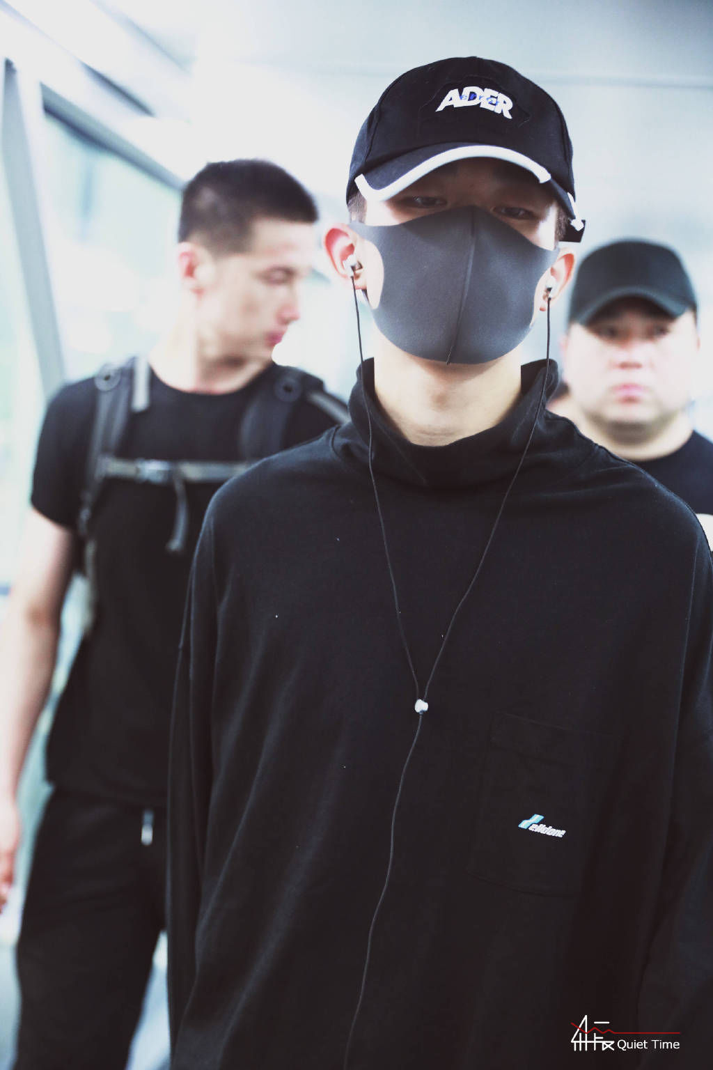 易烊千玺一身酷黑look现身机场，大佬出街即视感酷劲十足!