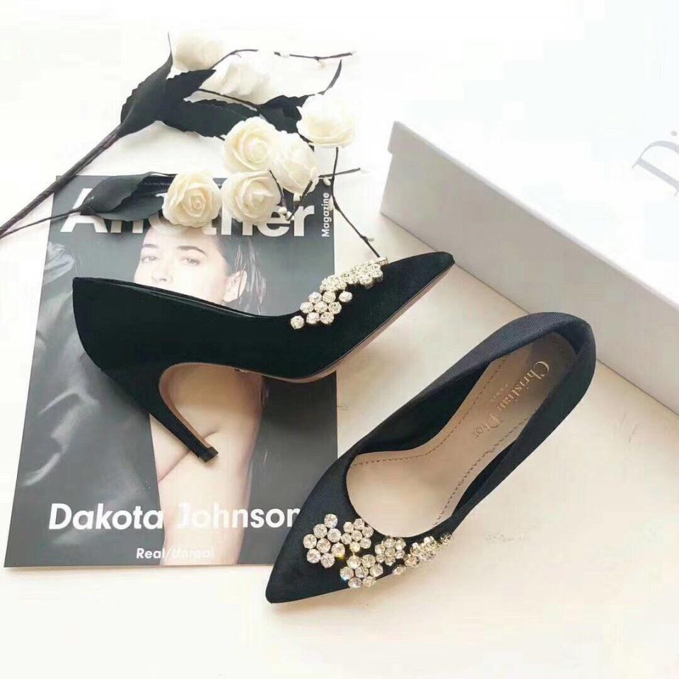 每个小女生从小都有着对高跟鞋的无限迷恋，那么杨紫也不例外的。