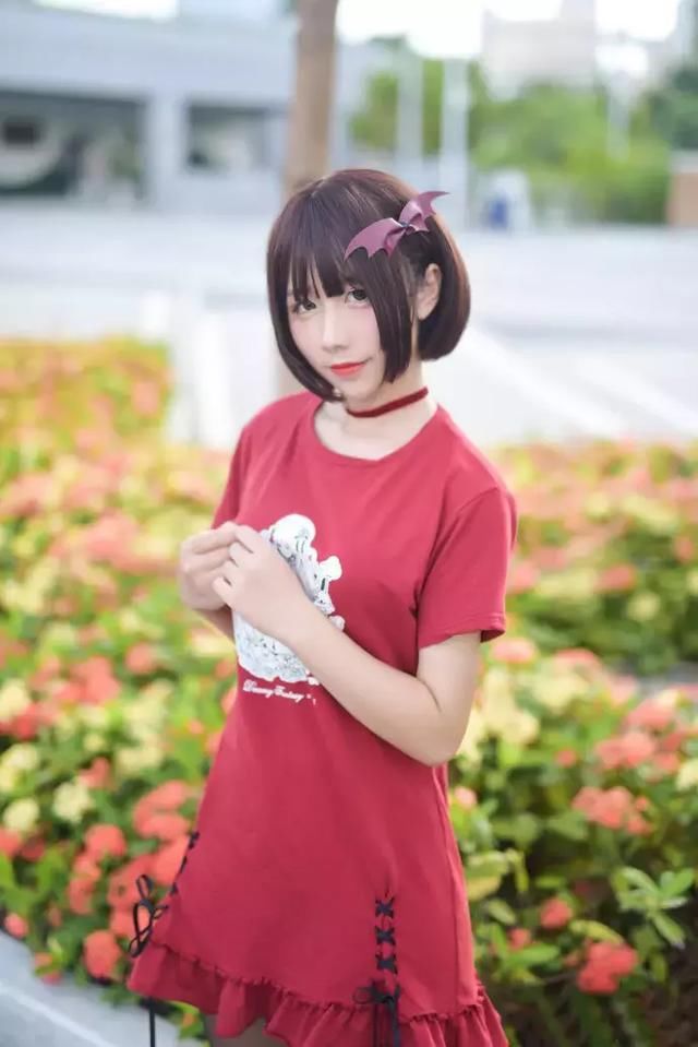 次元少女cos黑丝红色连衣裙，就喜欢这样慵懒的萌萌