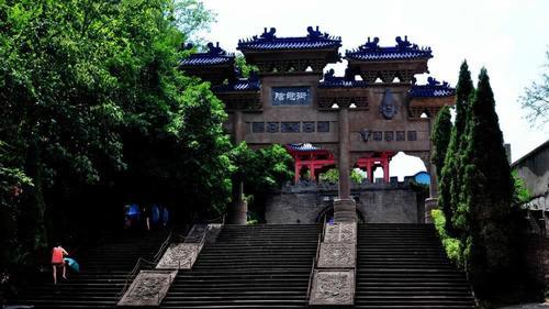 中国“鬼城”，白天人山人海，晚上无人敢去，游客排队过奈何桥