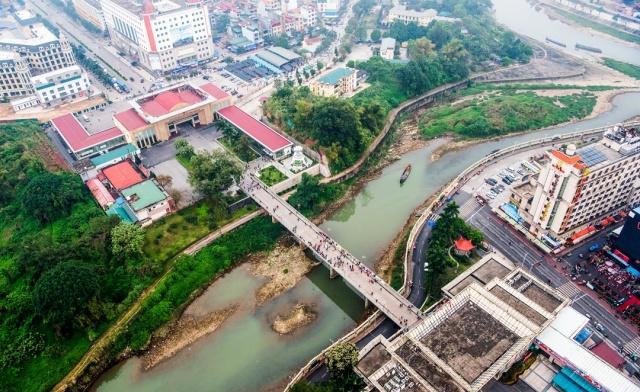广西越南仅隔一座桥，本以为对岸很落后，实际上很繁华！