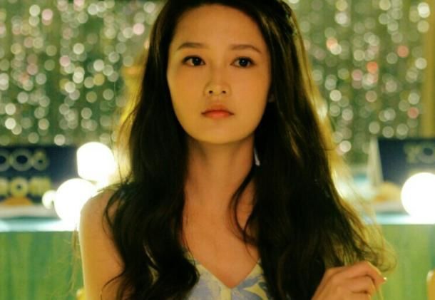 李沁这条补丁裙子走机场太女神了 太亮眼我给打满分你们呢