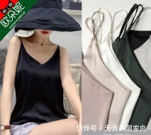  『穿搭』贵妇穿着太大胆，“蛇皮”靴穿上街 回头率百分百