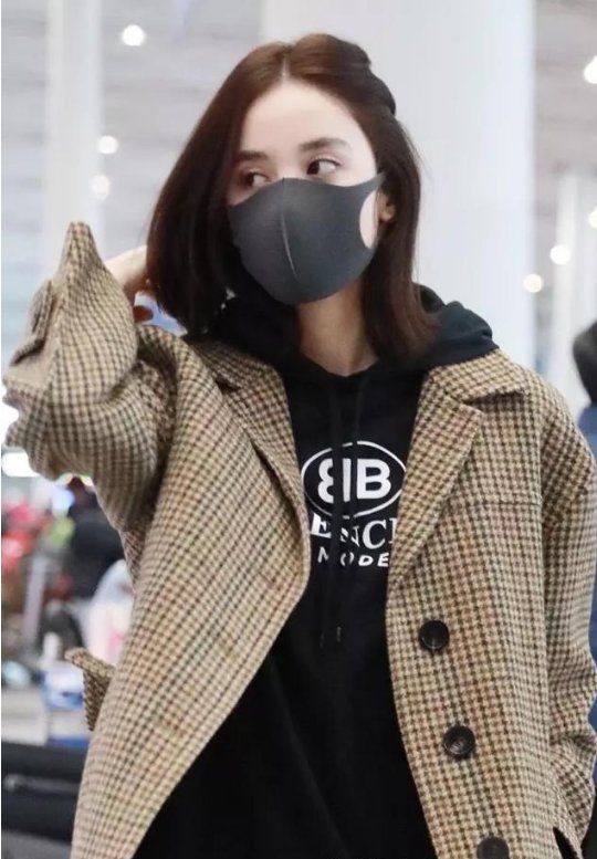 古力娜扎心真大172活活穿成150，露纹身有啥用，网友:学郑爽呢