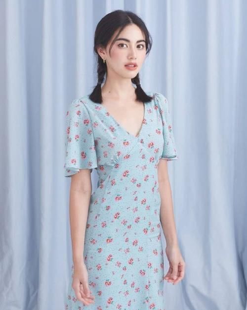 【不失】她是泰国女星Mai,穿透视衬衫配橙色呢子大衣,明艳不失性感