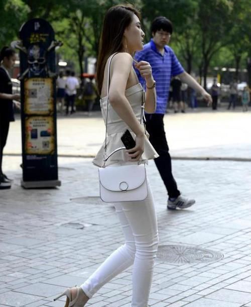 「气质」街拍:明眸善睐的小姐姐,一件白色上衣配蓝色休闲裤,时尚气质范
