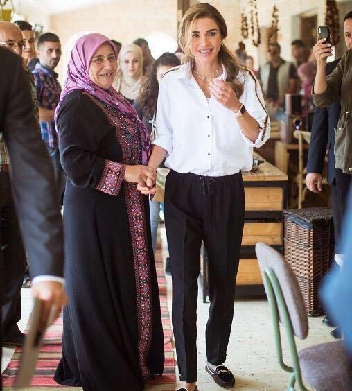 约旦王后拉尼娅探访农村，休闲装扮很亲民，时尚气息藏不住