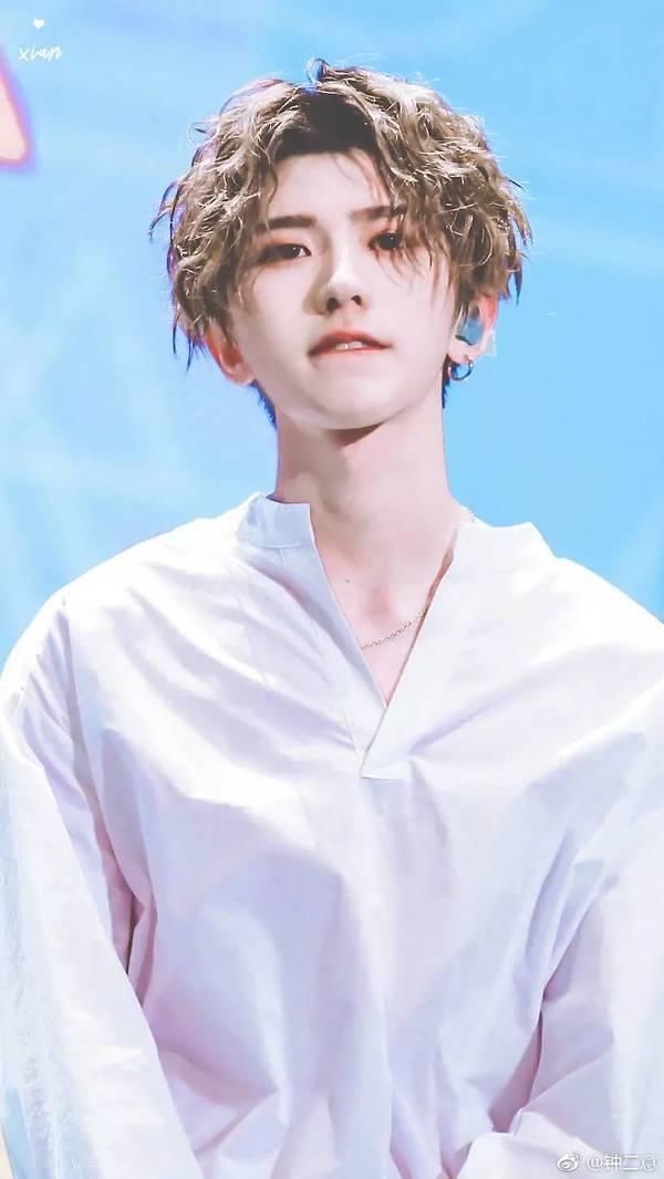 蔡徐坤被黄毅清炮轰不男不女，网友:看人带偏见太可怕了