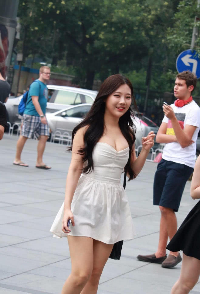 小姐姐穿抹胸裙裹出浑圆饱满的上围,身材劲爆十分吸睛