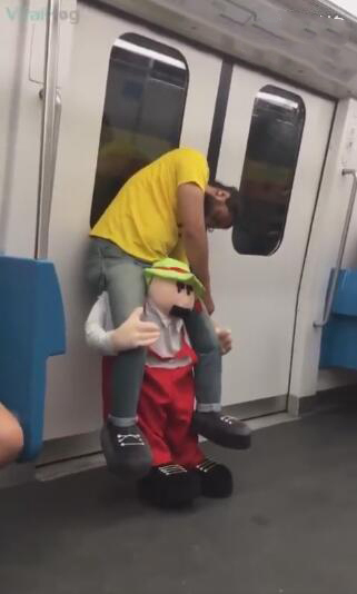 地铁一男子穿搭“怪异”，小矮人肩扛大彪悍，车上的人都看乐了！