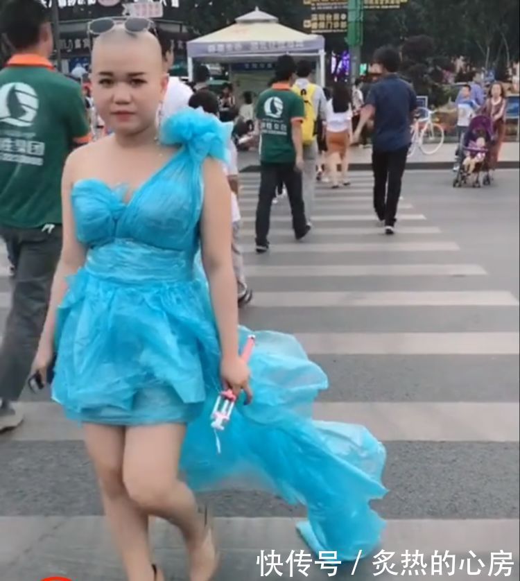 女子剃光头穿着“塑料袋”在街上走秀，得知她真实目的，真辣眼睛