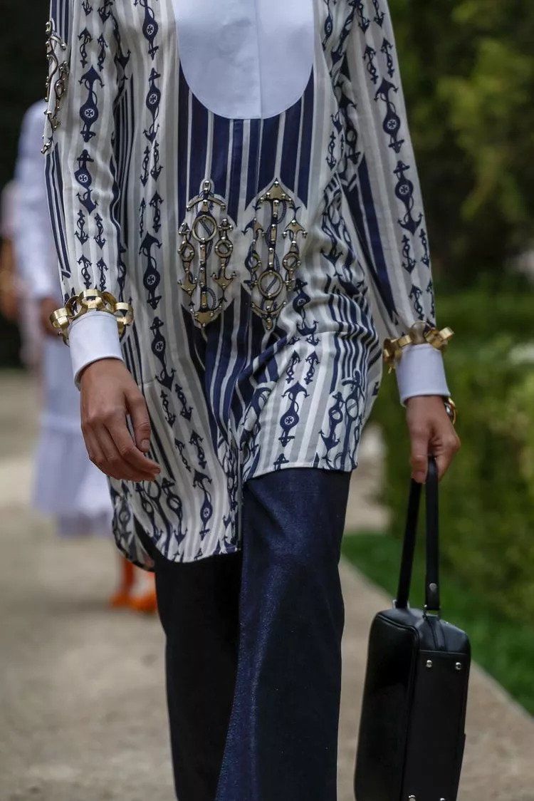 娜扎预测黄铜包边帆布鞋将成爆款，Tory Burch把浪漫融入运动风!