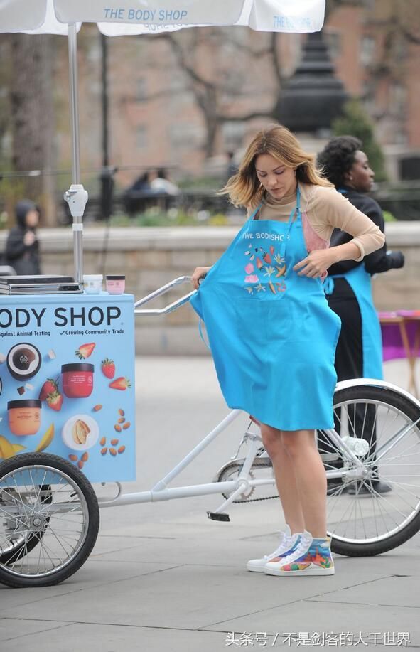 女星凯瑟琳麦克菲纽约街头售货拍照,她当推销