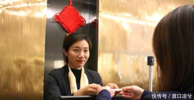 外出入住酒店时，要是在床上看见这种东西，最好和前台要求退房