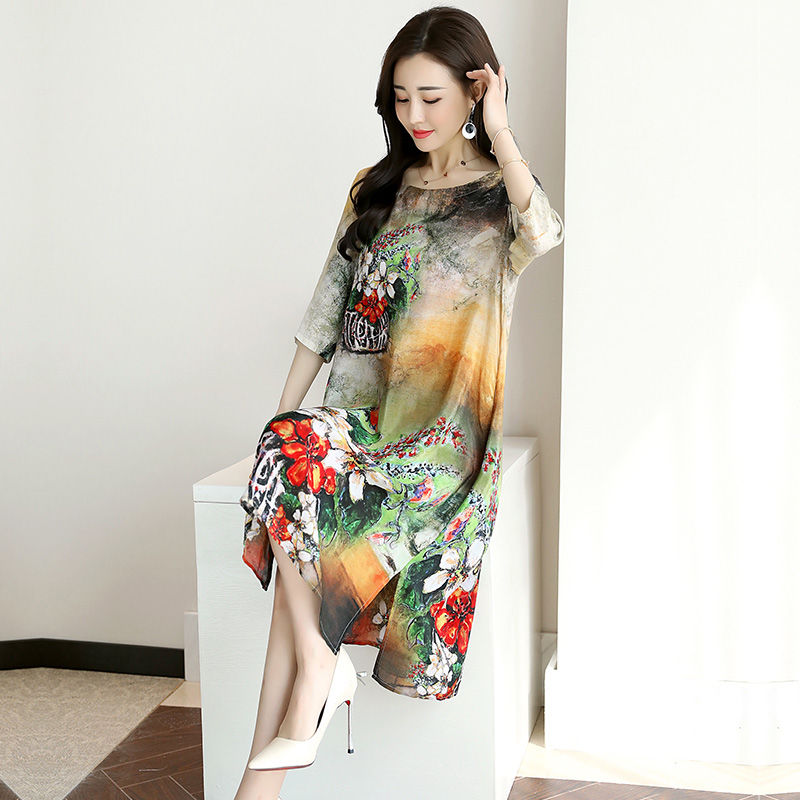 若你年逾50，打扮得年轻点，入秋这裙子不能少，上身美得不得了