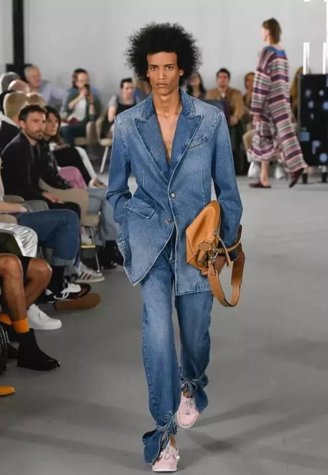  『新装』LOEWE是如何做到＂独树一帜“的？来看看它的20春夏新装!