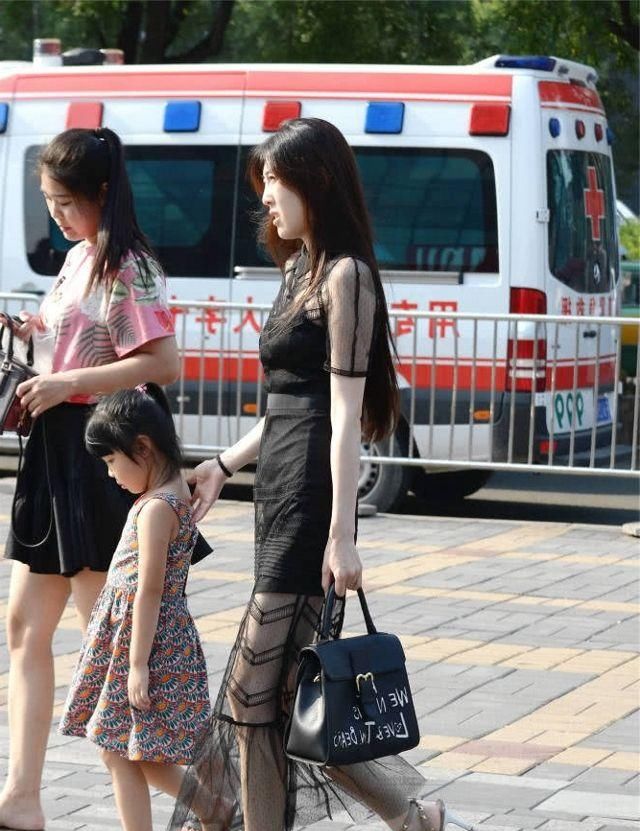  #女人味#路人街拍，靓女阳光靓丽，穿黑色的连衣长裙，很有小女人味