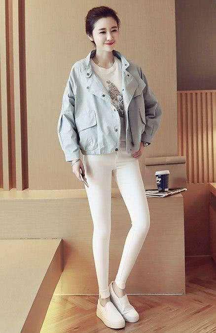 紧身裤女人穿在身上有一种知性的美感，穿起来显得腿部修长