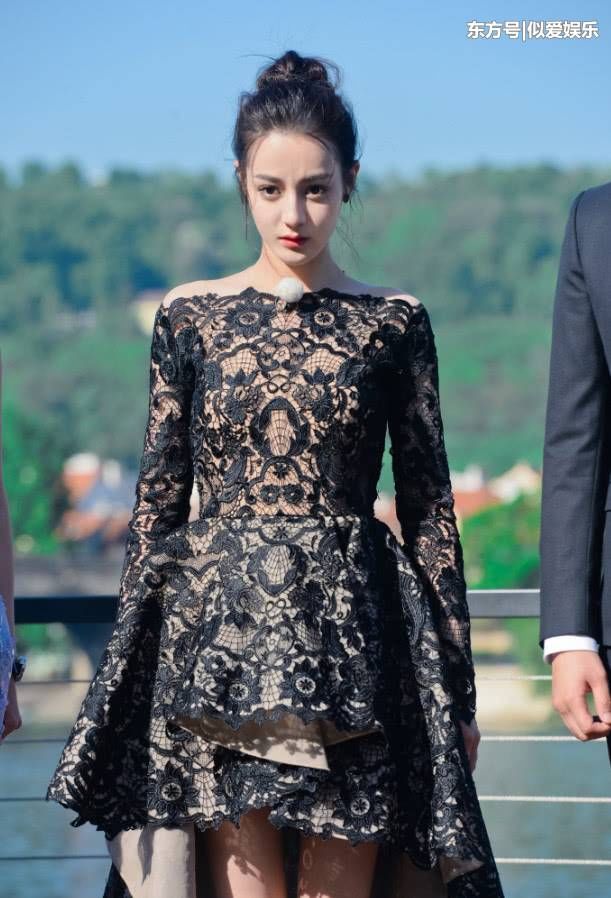 盛世美颜的热巴却被一条蕾丝裙拉低颜值 乍一看还以为是个大妈!