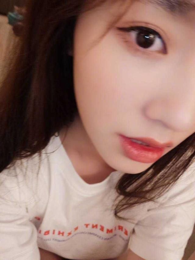 林允晒自拍秀淑女气质，长腿意外抢镜，网友：会不会P的有些过了