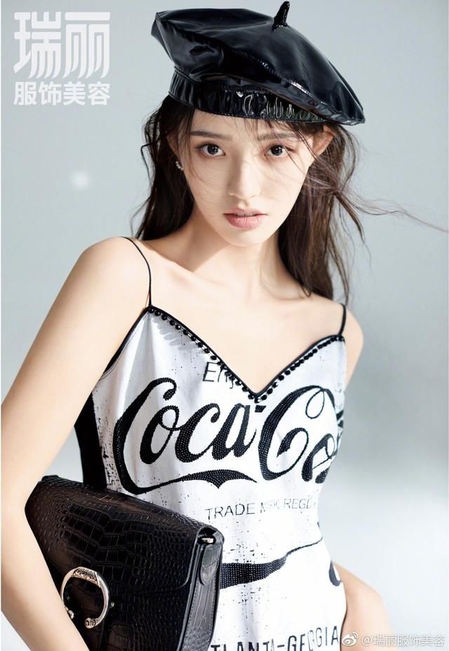 时尚行货社林允穿粉色纱裙仙气满满，秀香肩眼神忧郁惹人怜爱