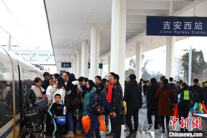  #旅客出行需#南铁将加开列车61对 学生电子客票乘车需核验