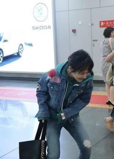 杨紫机场耐心给粉丝签名，这个动作，莫非是迎面走来了张一山