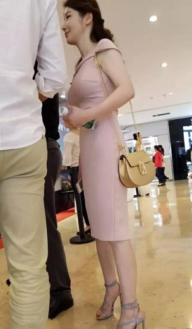 气质超好的公司白领，傲人上围令人叹为观止，网友：难怪这么多男