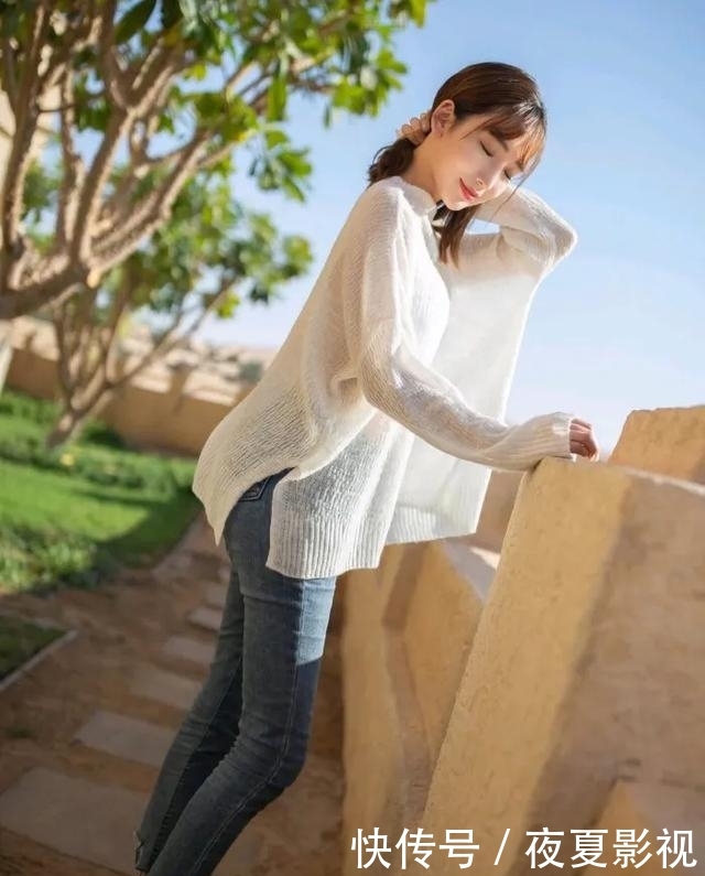 「针织衫」简单的牛仔裤和高跟鞋也能搭配出自己的青春和时尚