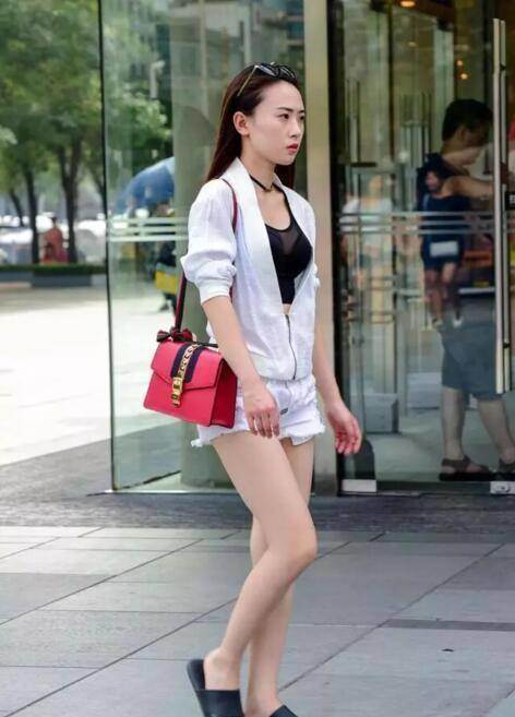 路人街拍，穿抹胸一字肩超短裙，天鹅颈大长腿看不厌！