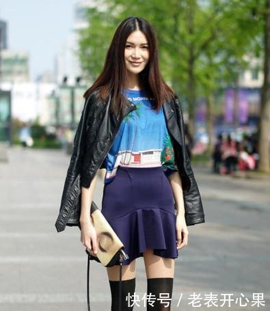 街拍 图1长相甜美, 穿蓝色过膝丝袜! 图2假膝上