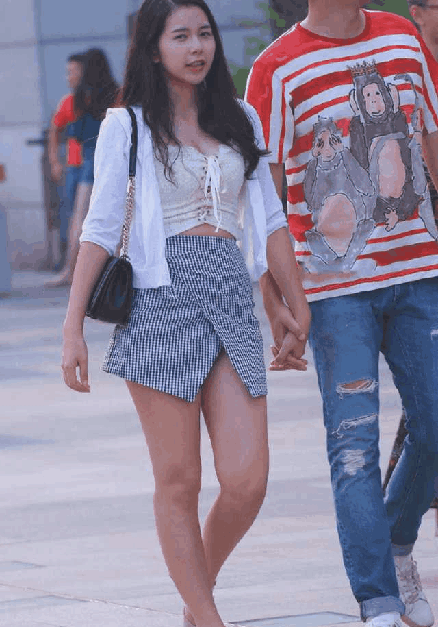 素人街拍: 吊带蕾丝T展现大好身材, 图四小姐姐让男人疯狂