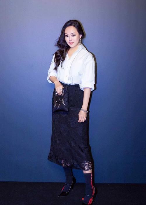  【a932】章小蕙“名媛”气质不是吹的，深V针织衫配薄纱半身裙，哪像56岁