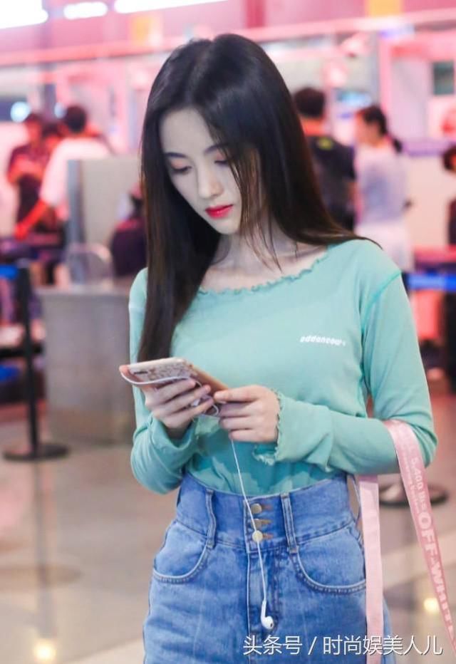 鞠婧祎穿绿色T恤搭配牛仔短裤,美出新高度,确定不是人造美女!