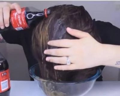 女子用可乐洗头一年，头发变成这样，她自己都表示难以置信