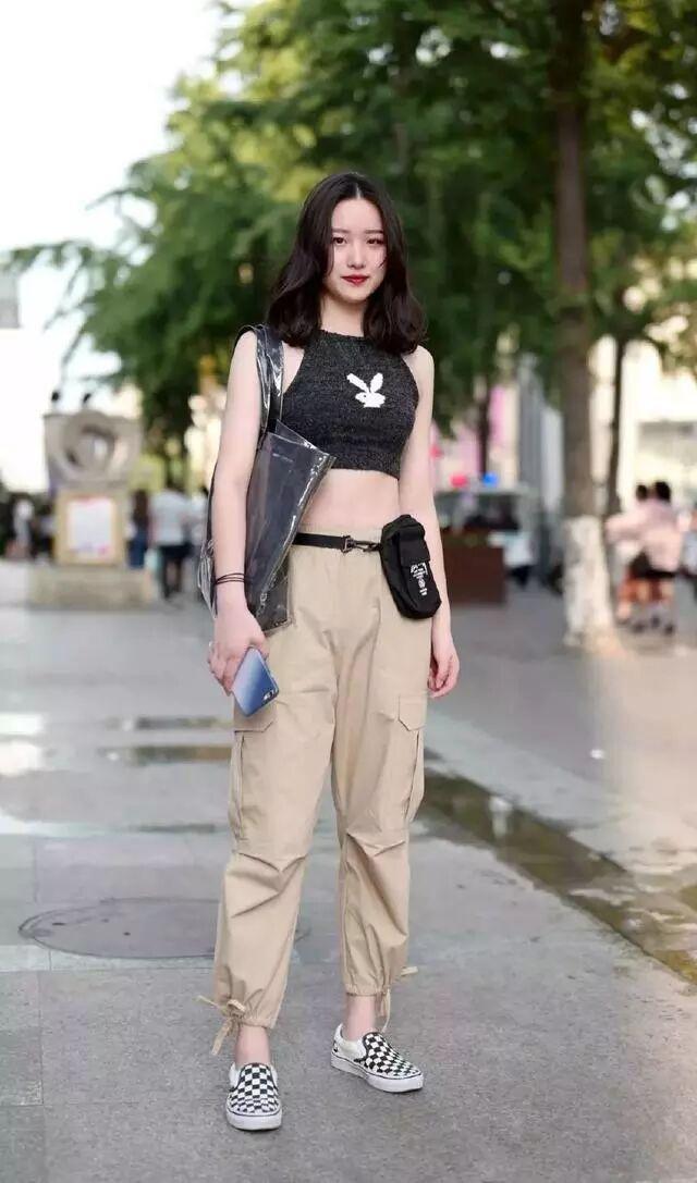  [特别]街拍：小姐姐一身洁白的连衣裙，看上去都特别的纯洁淑女