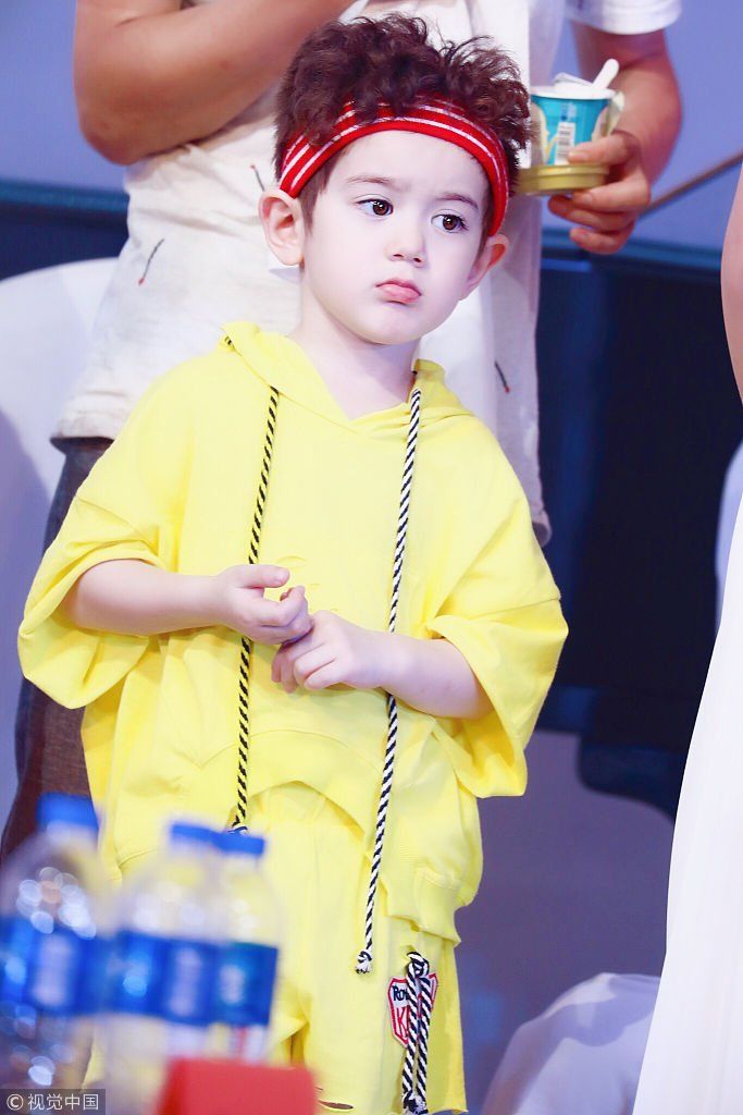 《放开我北鼻》周嘉成仰头一笑“萌力”四射  穿黄色套装梳小卷毛