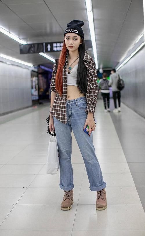  宽松@街拍时尚潮人穿搭，衬衫搭格纹裙减龄又清新，宽松短T舒适且显瘦