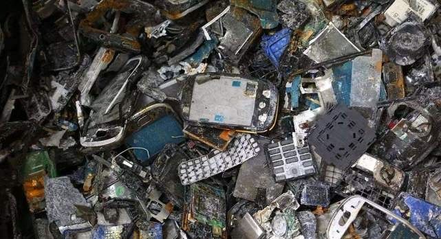 印尼村庄男女老少见洋垃圾笑逐颜开，不顾健康不种水稻只要洋垃圾