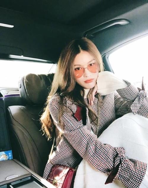 超模何穗晒美照称衣服好看 网友: 主要是人美