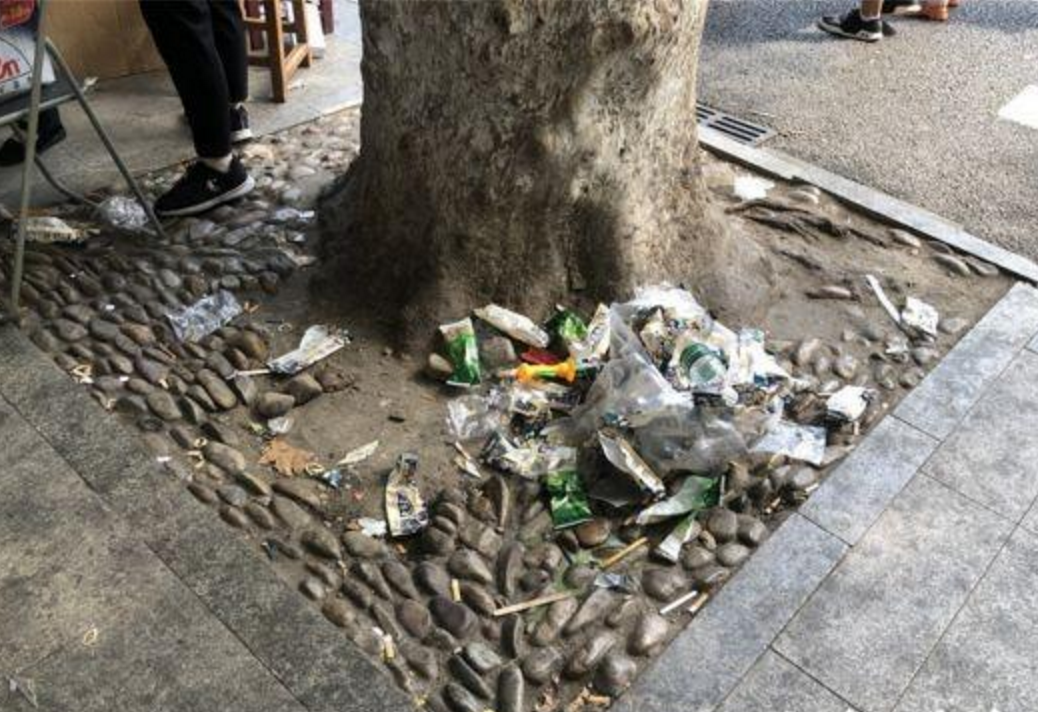 游客投诉南京4A景区门外垃圾遍地,景区回应:不归我们管