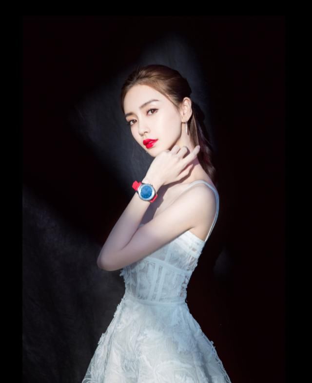 杨颖和章泽天同穿白裙，相差4岁气质大不同，明星跟豪门的区别！