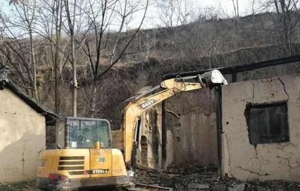  「农户」农村的老农户没有人，同一个村民多的地方还能再申请重建吗？