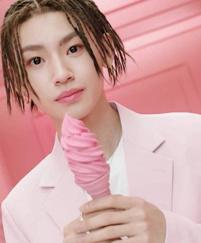 小鲜肉吃冰淇淋:范丞丞用勺子,最服易烊千玺左手右手都拿了一个