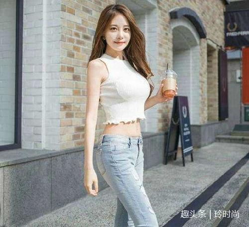紧身牛仔裤简约甜美,小姐姐随意搭配就很洋气,迷人的身姿惹人醉