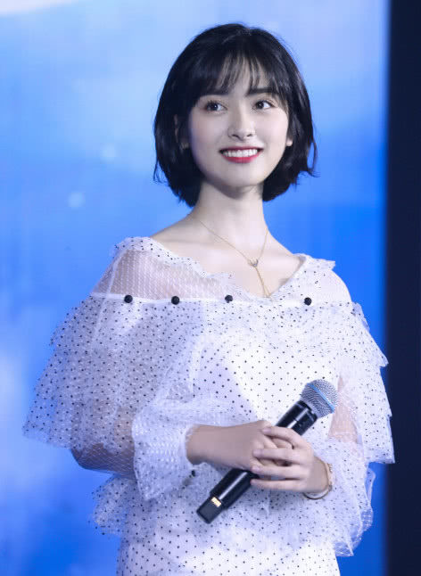 瘦身后的沈月厉害了!与关晓彤同穿一双高跟鞋，出乎意料的好看