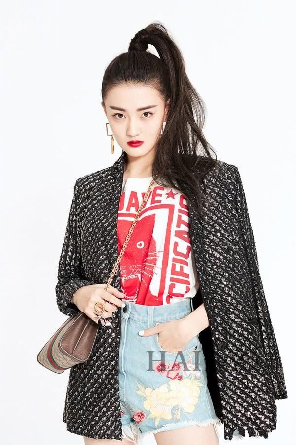 徐璐的短裤已经够短了，还非要卷起一层又一层，网友：都到腿根了