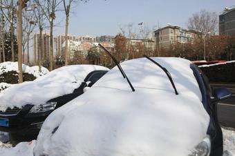  维修工■为什么下雪时要把雨刮器立起来？维修工：不然就得修车