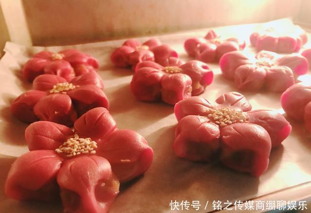  清明@清明时节教你做桃花酥，酥得掉渣一学就会，长辈特喜欢，全家爱吃