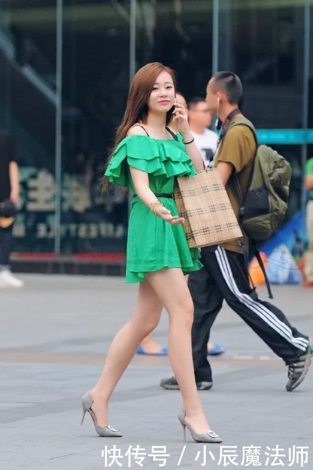 不失|路人街拍,美女穿雪纺长裙简约又不失时尚,尽显自然美感